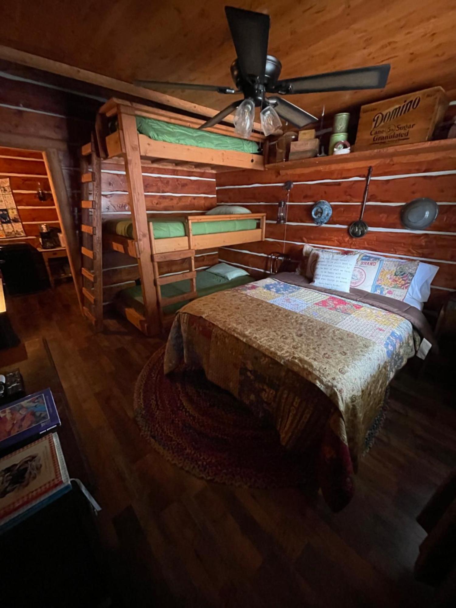 Dusty Boots Motel & Cafe คลาวด์ครอฟท์ ภายนอก รูปภาพ