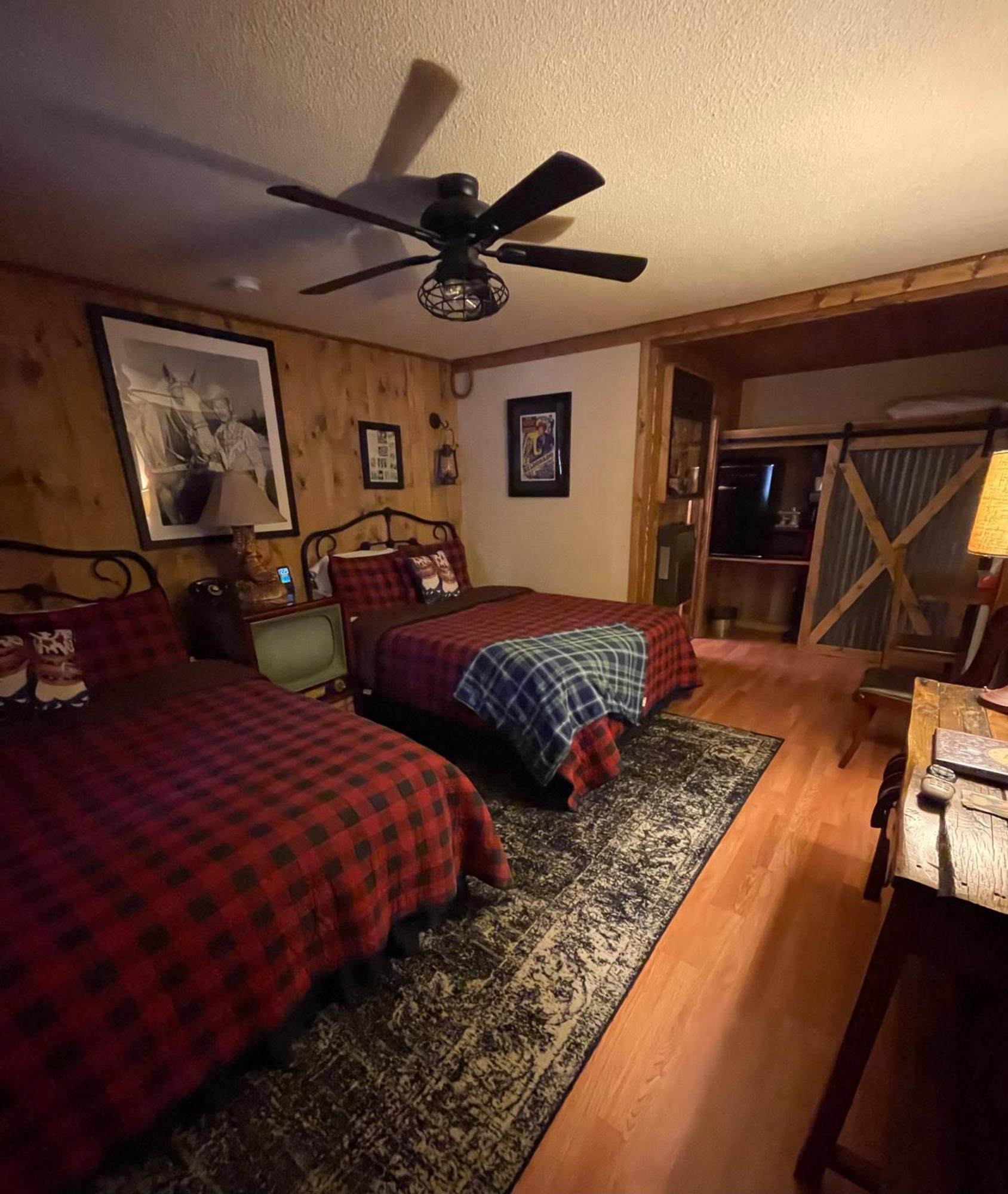 Dusty Boots Motel & Cafe คลาวด์ครอฟท์ ภายนอก รูปภาพ