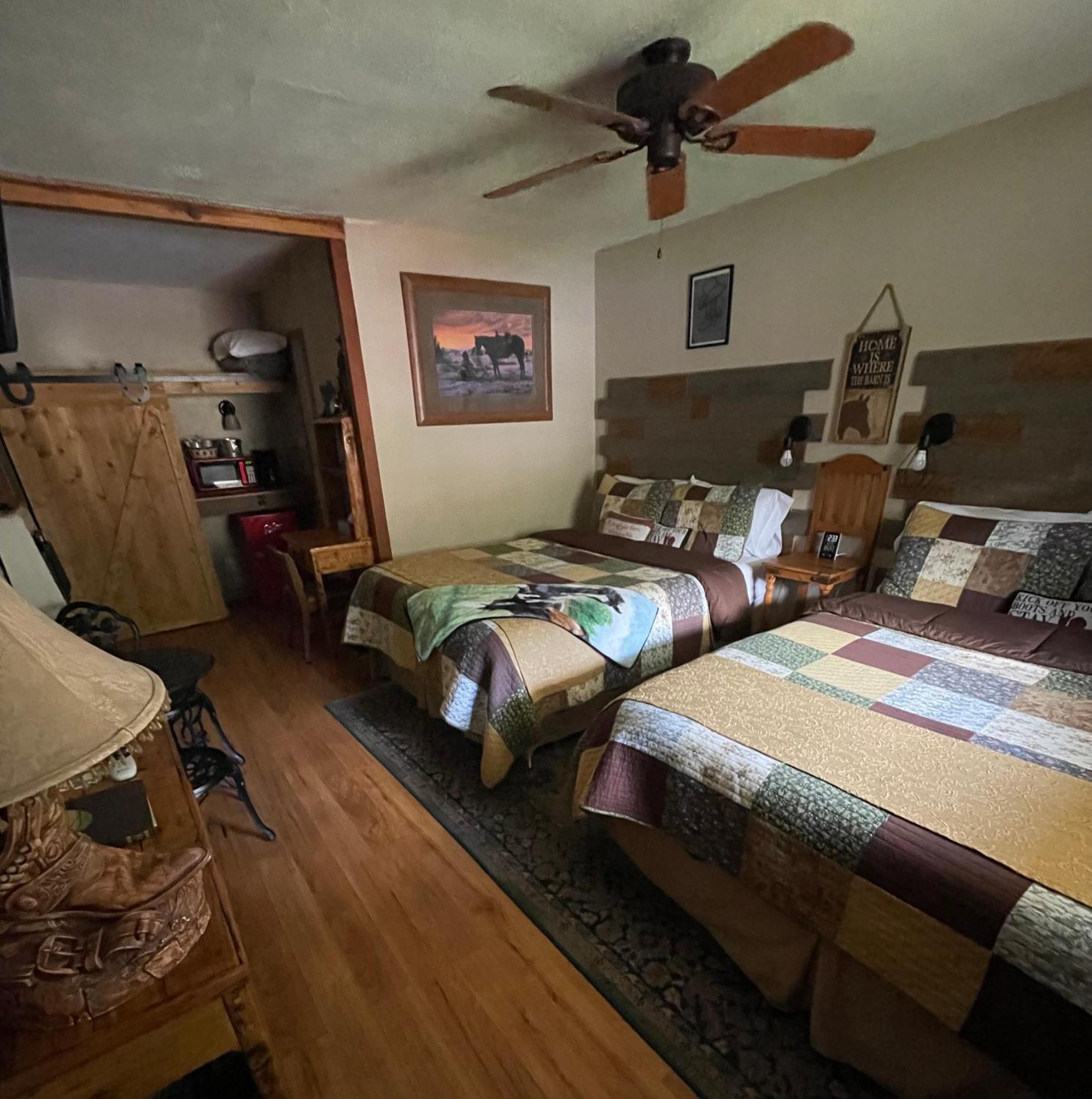 Dusty Boots Motel & Cafe คลาวด์ครอฟท์ ภายนอก รูปภาพ