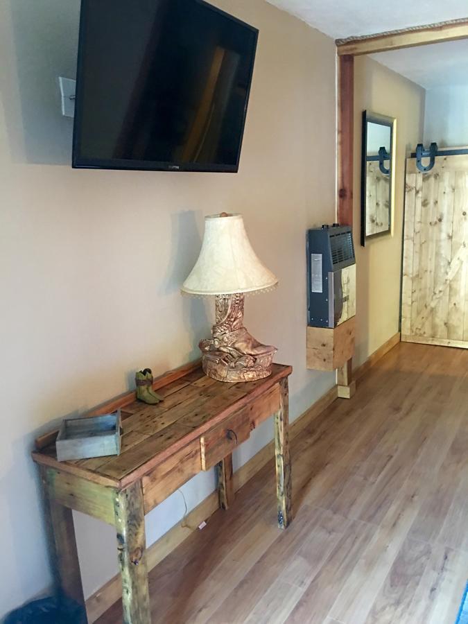 Dusty Boots Motel & Cafe คลาวด์ครอฟท์ ภายนอก รูปภาพ