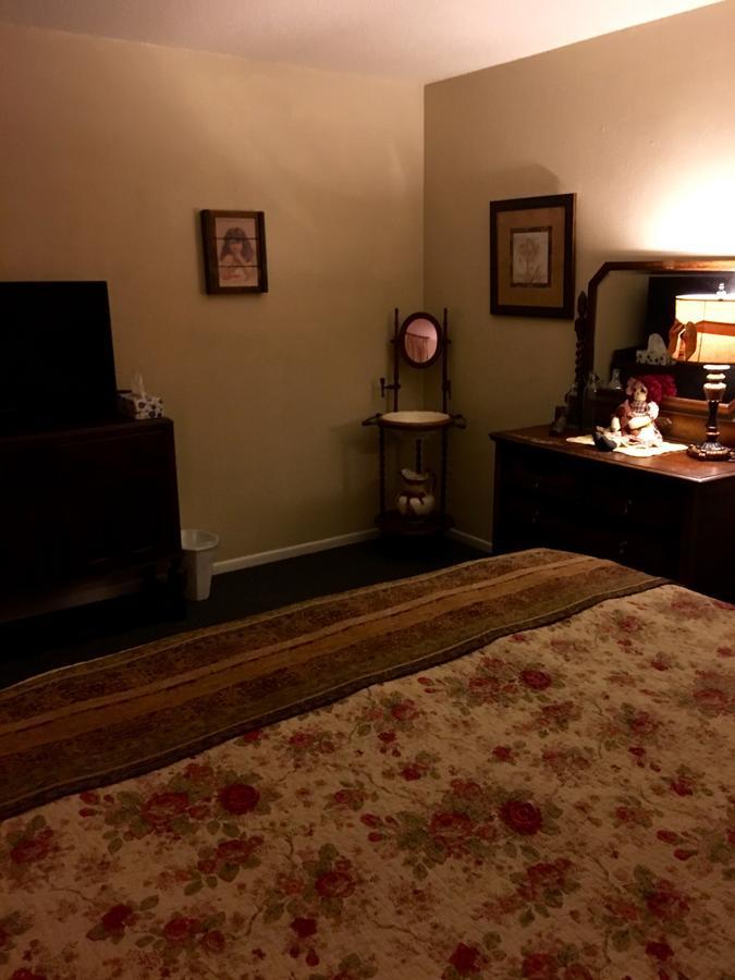 Dusty Boots Motel & Cafe คลาวด์ครอฟท์ ภายนอก รูปภาพ