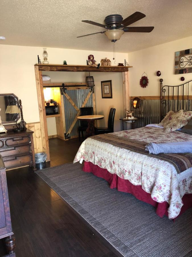 Dusty Boots Motel & Cafe คลาวด์ครอฟท์ ภายนอก รูปภาพ